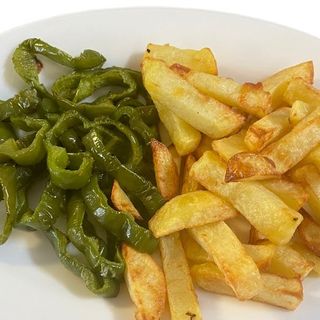 Guarnición De Patatas Fritas Y Pimientos Verdes Fritos