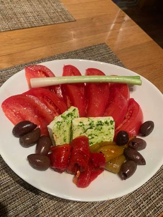 Салата Розови домати с краве сирене (400г)