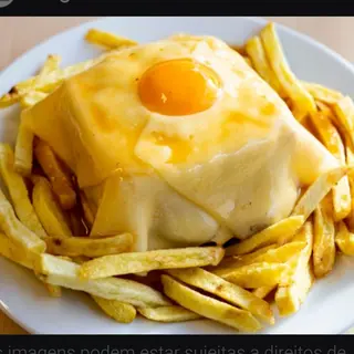Francesinha Magma com ovo e batata
