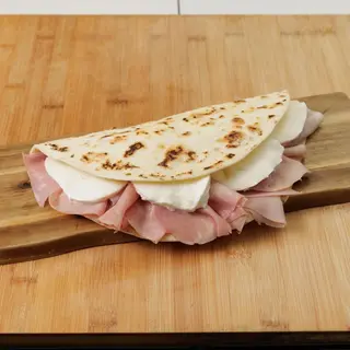 Piadina con prosciutto cotto arrosto, mozzarella fior di latte