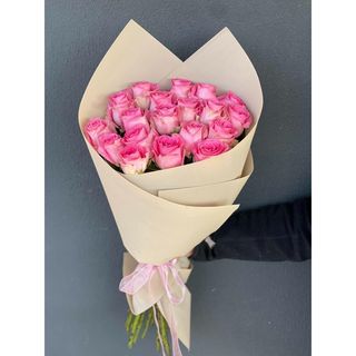 19 рожевих троянд з пакуванням