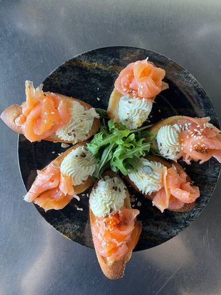 Bruschette cu crema de branza si somon