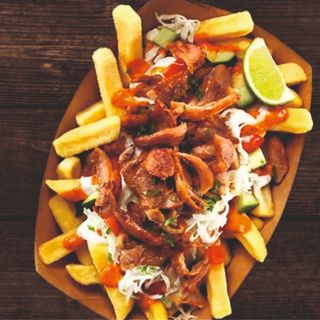 Chicken Kebab Poutine + 1 Salata Coleslaw GRATIS