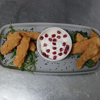 Halloumi sticks cu cartofi prăjiți 