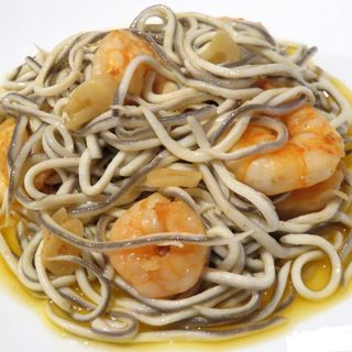 Gulas con gambas al ajillo