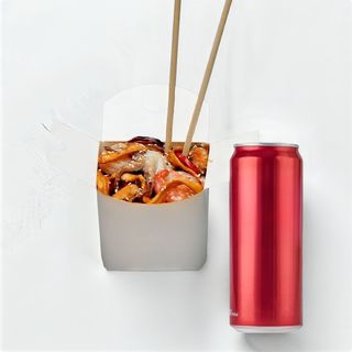 ნუდელსი ზღვის პროდუქტების მიქსით + 1X კოკა-კოლა კლასიკი ქილის - 0,33ლ