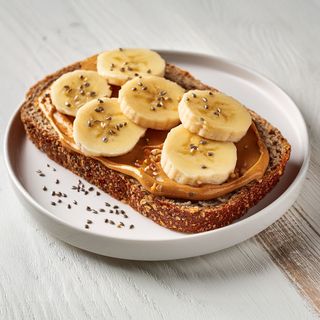 Tostada crema de cacahuete y plátano