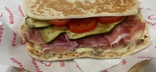 Crudo con mozzarella, pomodoro e zucchine