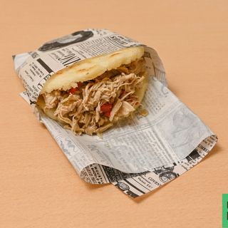 Arepa Pollo Queso Amarillo