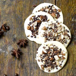 Изляти бонбони с бял шоколад, печени бадеми и био сурово какао