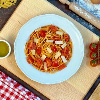 Spaghetti al pomodoro con pomodorini e scaglie grana