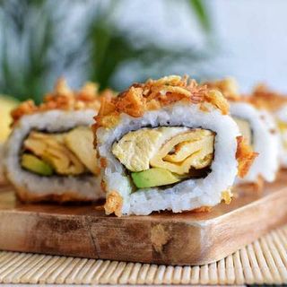Crunch roll pollo rebozado con aguacate (8 uds.)