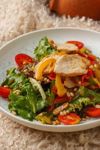 Теплый салат с куриным филе