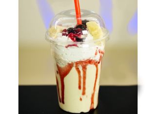 Milkshake cu banană și fructe de pădure