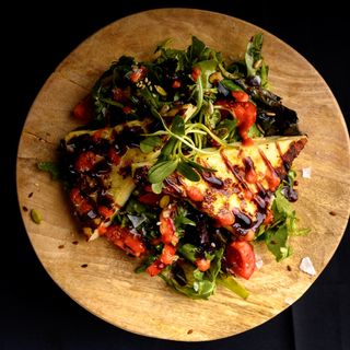 Halloumi grill pe pat de salata 250 gr