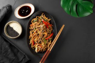 Tallarines Fritos con Pollo