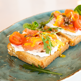 2 Tostas de Salmón, tomate cherry, rúcula y salsa de mango