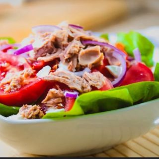 INSALATONA TONNO CON OLIVE NERE E POMODORINI SECCHI 