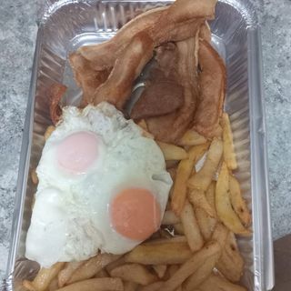 Plato De Panceta Con 2 Huevos Y Patatas