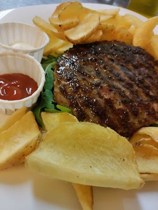 Hamburger di Black Angus 200g al Piatto con Contorno