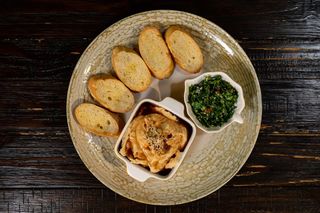 Humus cu sos de rodie și salata tabbouleh