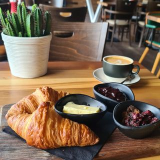 Kroasan sa džemom i suvim voćem