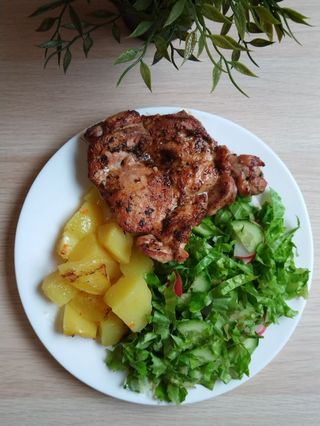 Пилешка пържола на скара с печени картофи и зелена салата