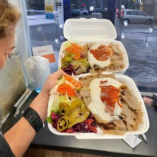 Kebab na talerzu z surówką