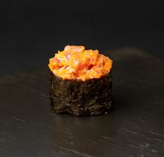 Гункан з тунцем (30г)