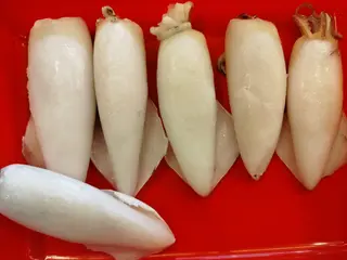 Calamari puliti interi