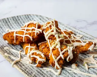 Tiras De Pollo Al Toque De Mahonesa Japonesa (Ración)