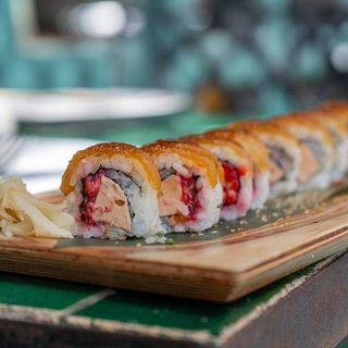 Maki roll de foie con pera caramelizada y frambuesa