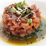 Tartar de atún con aguacate y alga wakame