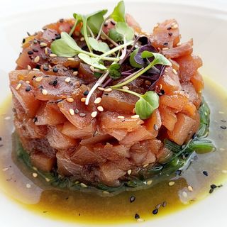 Tartar de atún con aguacate y alga wakame
