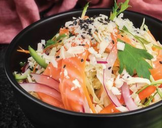 Салат з лососем та Блакитним сиром (170г)