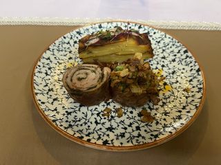 Руло от свински врат с ловджийски сос