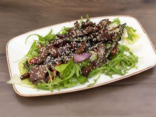 Теплий азіатський салат з яловичини 300г