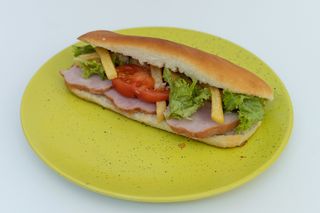 Sandwich cu sunca cu bagheta home made