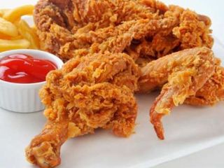 Pollo Broaster Entero Con Patatas Y Ensalada