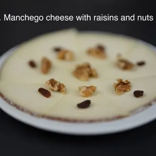 Tapa De Queso Manchego Con Pasas Y Nueces