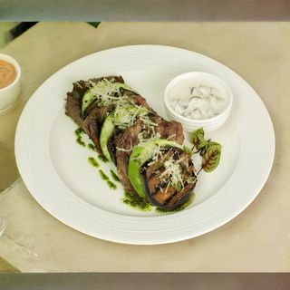 Медальоны из говядины с овощами гриль