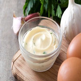 Molho de alho (garlic sauce)