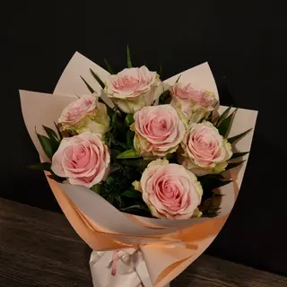 Buchet 7 trandafiri roz pal