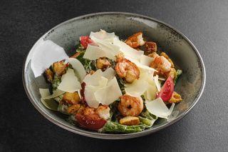 САЛАТ ЦЕЗАР З КРЕВЕТКОЮ