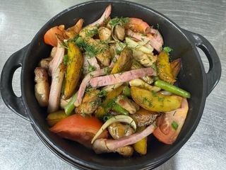 Сковорідка з свининою, беконом і овочами (300g)