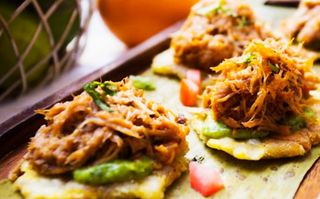 patacon con guacamoley carne desmechada. 