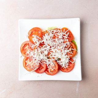 Paradajz sa sirom salata