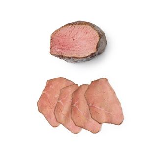 Vitello tonnato acompañado de salsa vitello tonnato