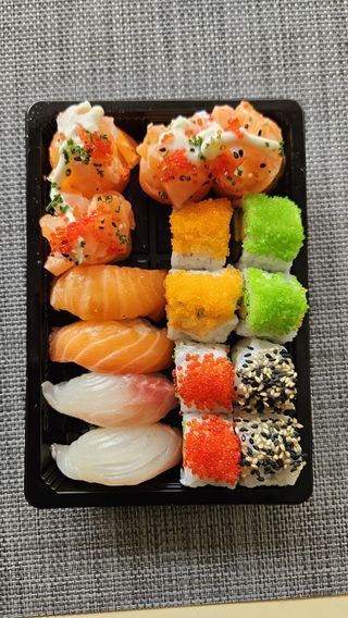 T501 - Califórnia de Sushi e Niguiri Misto
