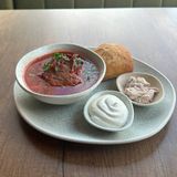 Borș roșu cu carne de vită